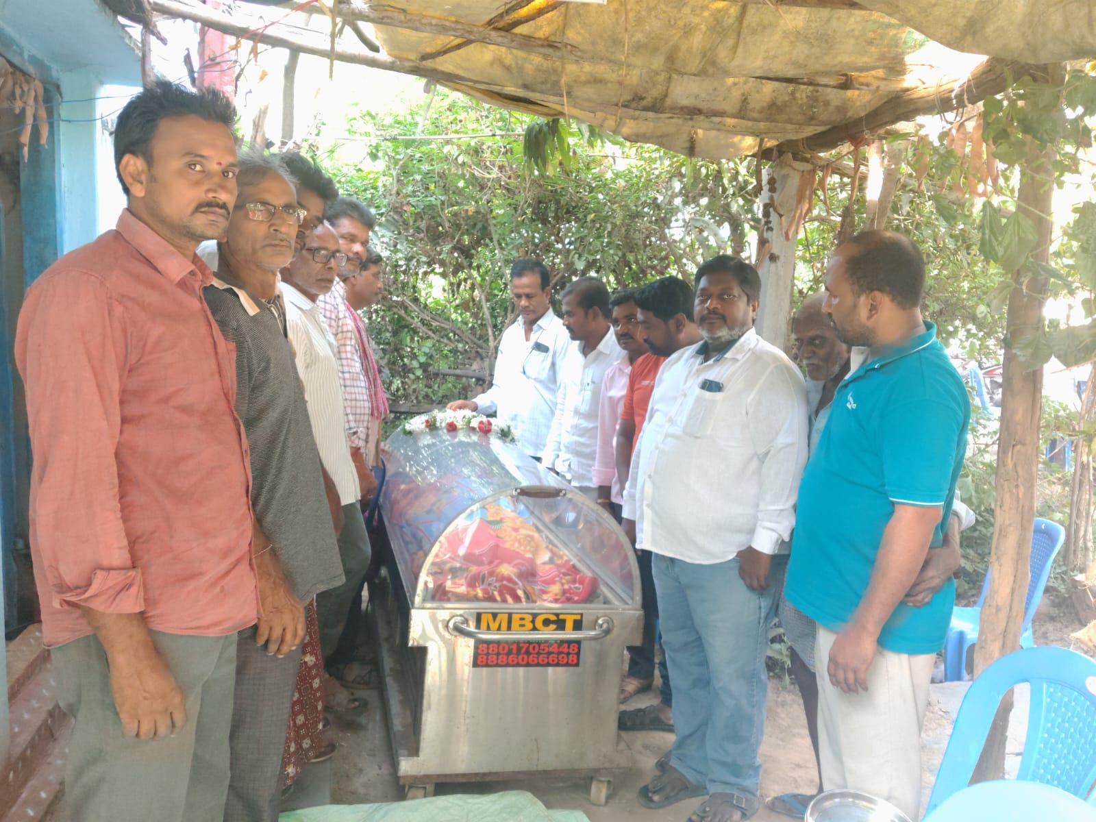 గౌడ కుల సంఘం పెద్ద మనిషి మచ్చిక కొమురయ్య గారు మృతి నివాళులు అర్పించిన మాజీ ఎంపీపీ వేములపల్లి ప్రకాష్ రావు, సర్పంచ్ దాసరి రమేష్,పార్టీ నాయకులు