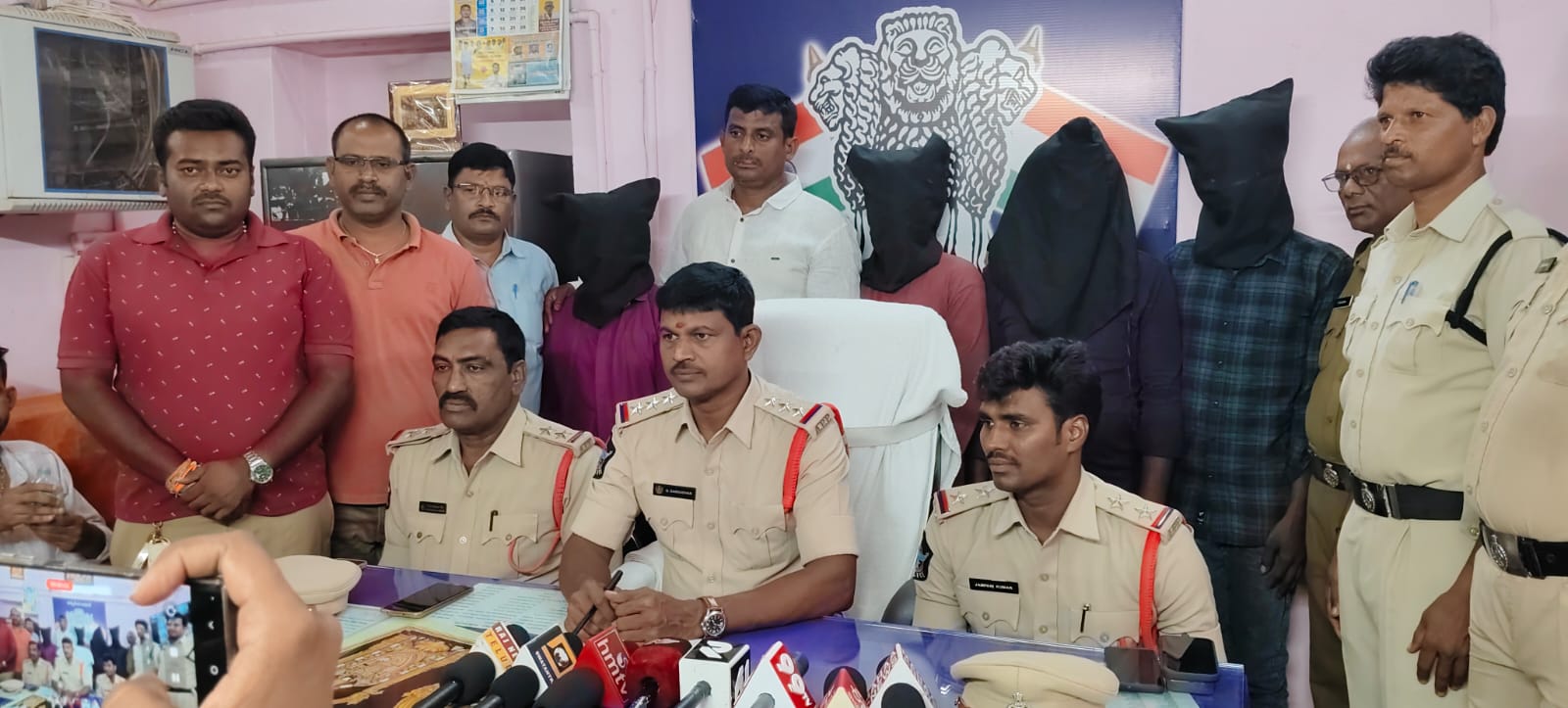 ట్రాన్స్ఫార్మర్ల దొంగల ముఠాను పట్టుకున్న పోలీసులు 2.31 లక్షల సొత్తు రికవరీ