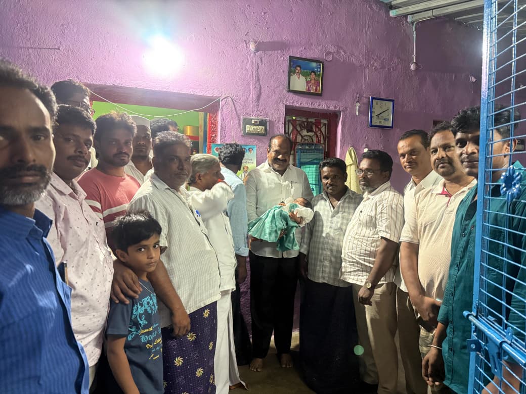చిన్నారిని ఆశీర్వదించిన జగ్గయ్యపేట నియోజకవర్గ వైఎస్ఆర్ సీపీ ఇన్-ఛార్జ్ తన్నీరు నాగేశ్వరరావు