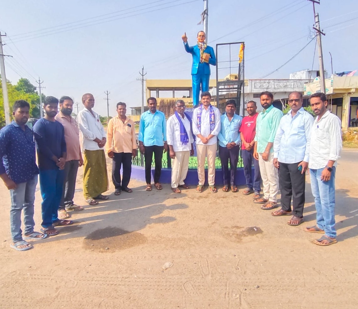 దేశ స్వపరిపాలనకు ఆదర్శంగా నిలిచేలా రాజ్యాంగాం ఒక్కటే