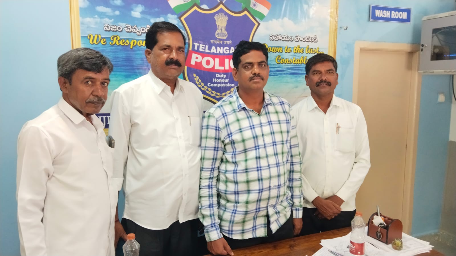 బిజినపల్లి నూతన ఎస్సై శంషదీన్‌కు బీసీ సంఘం నాయకుల శుభాకాంక్షలు