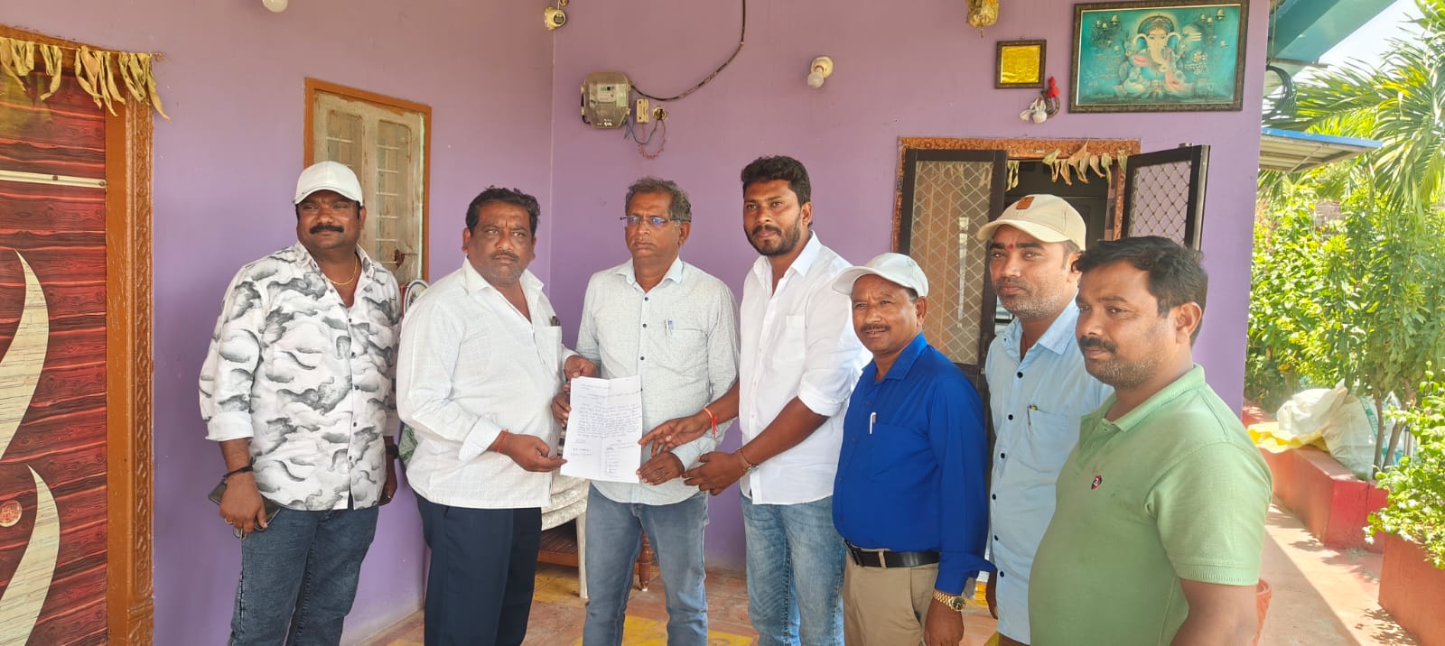 లో-వోల్టేజీ సమస్యతో విలవిలలాడుతున్న వెంకట్రావుపేట్ కాలనీవాసులు