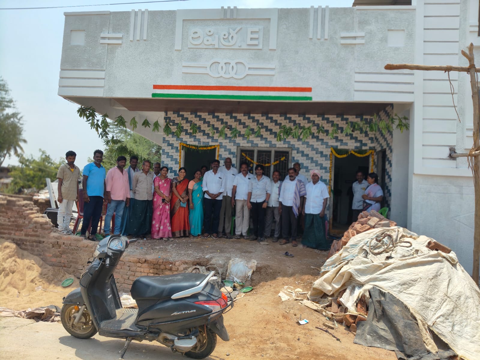 నూతన గృహప్రవేశ కార్యక్రమంలో పాల్గొన్న కాంగ్రెస్ పార్టీ నాయకులు
