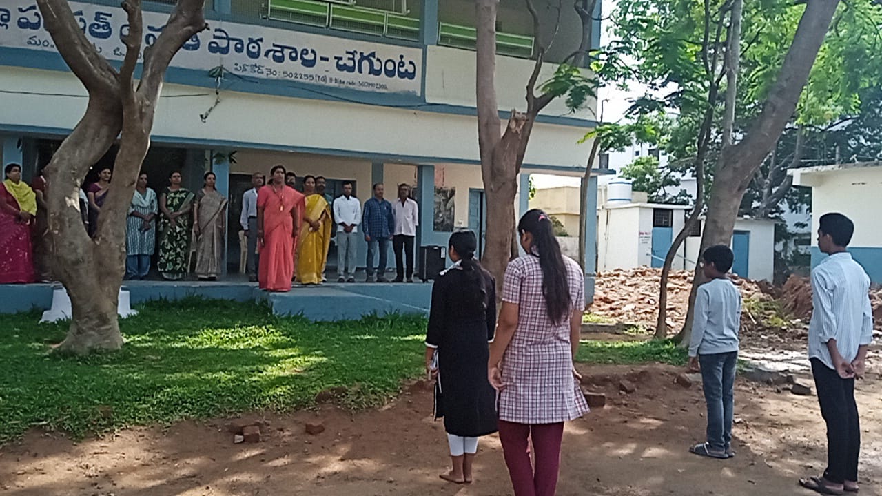 ఇవాళ స్కూల్ పునః ప్రారంభమయ్యాయి