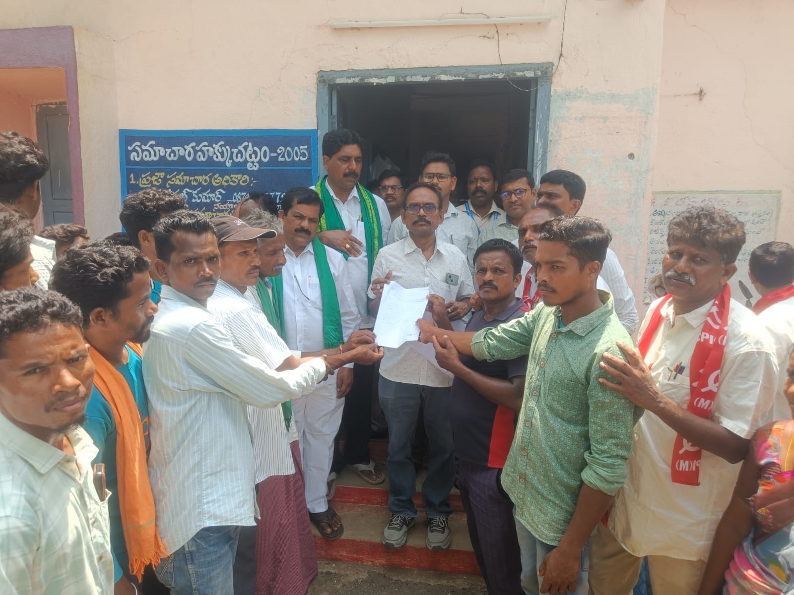 తహసిల్దార్ కార్యాలయం ముట్టడించిన గిరిజన రైతులు.