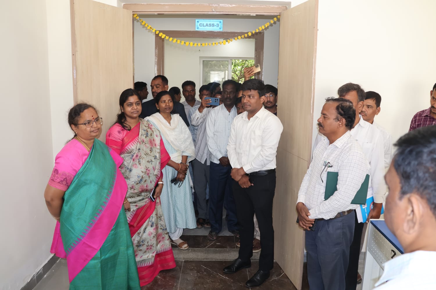 జిల్లా కలెక్టర్ కె. హైమావతి మర్కుక్ మండల కేంద్రంలో నూతనంగా రాష్ట్ర ప్రభుత్వం మంజూరు చేసిన తెలంగాణ పబ్లిక్ స్కూల్ ను ప్రారంభించారు.