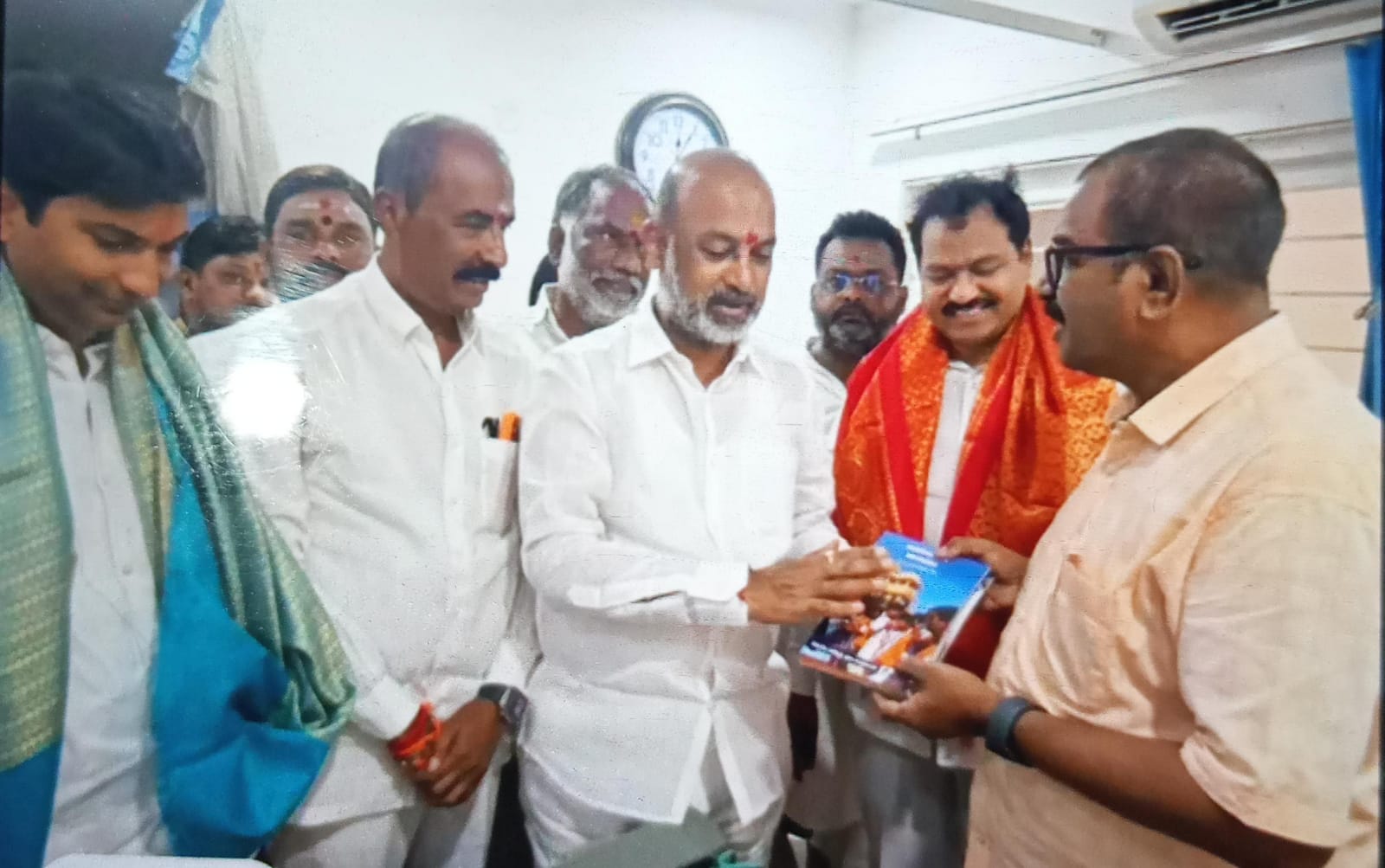 సీనియర్ వైద్యులు మనోహర్ కు కేంద్రహోం శాఖ సహాయక మంత్రి గిఫ్ట్