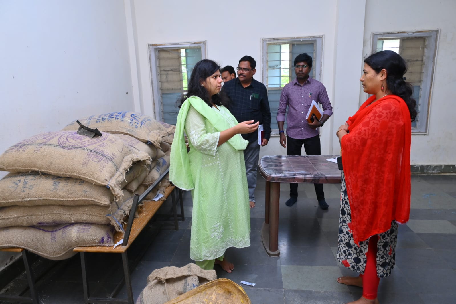 కస్తూర్బా బాలికల పాఠశాలను ఆకస్మికంగా తనిఖీ