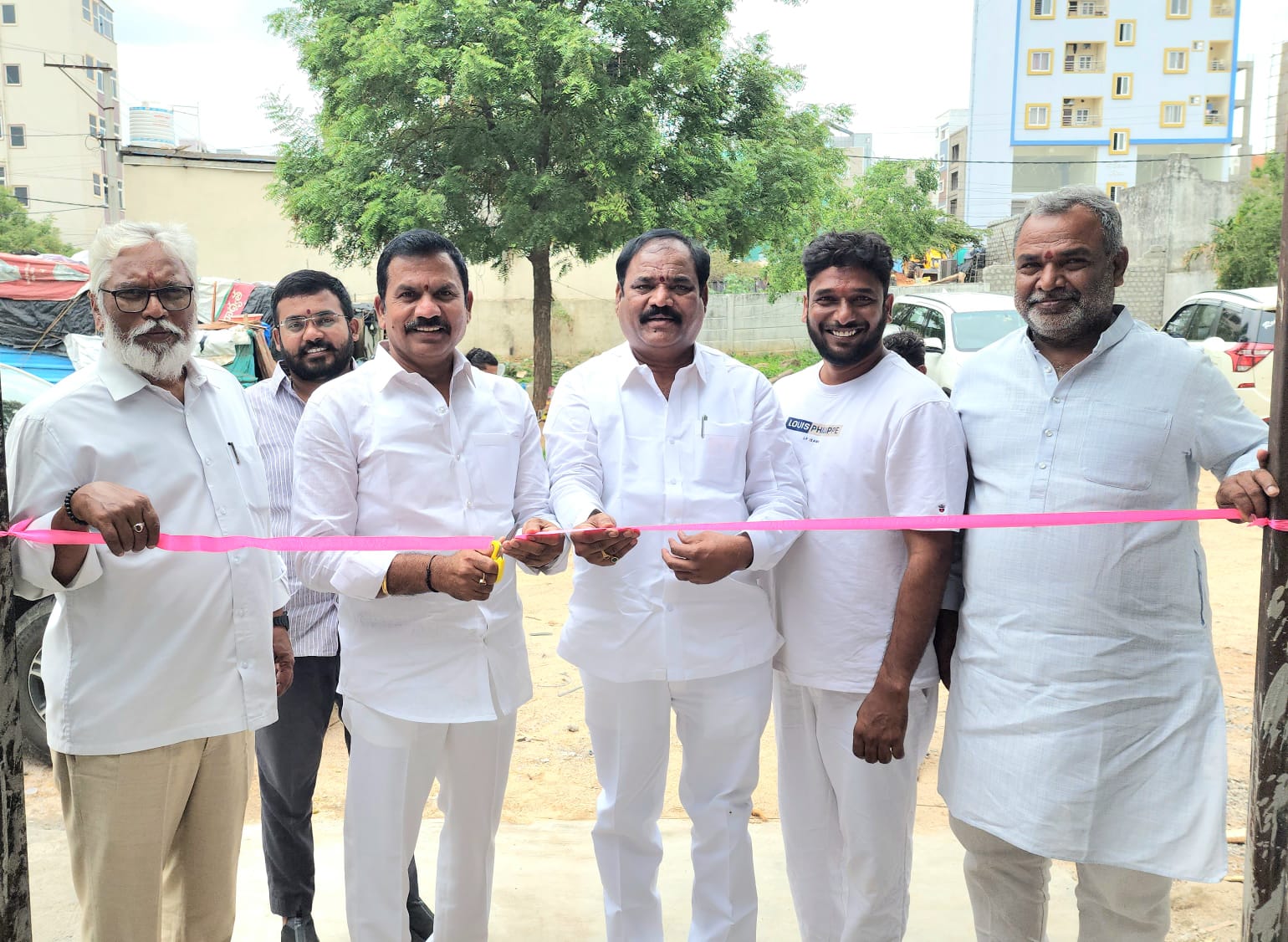 ప్రింటింగ్ స్టూడియోను పీటీయు కార్పొరేటర్ మెట్టుకుమార్ యాదవ్ తో కలిసిరాగం నాగేందర్ యాదవ్ ప్రారంభించారు.