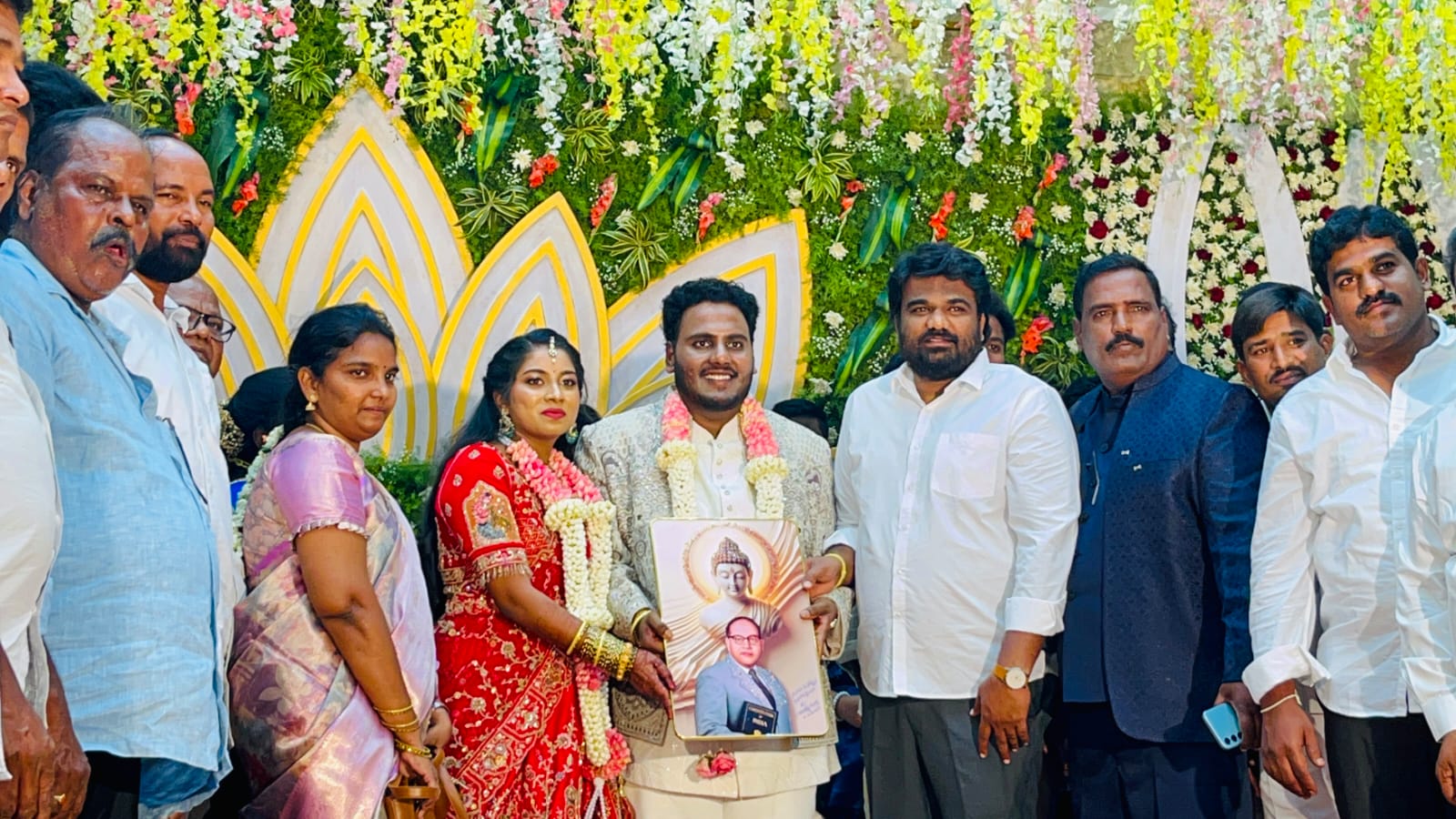 వై తరుణ్ తేజ్. డాక్టర్ పూజిత నూతన వధూవరులను తన అమృత హస్తాలతో ఆశీర్వదించిన ఆంధ్రప్రదేశ్ రాష్ట్ర బహుజన సమాజ్ పార్టీ అధ్యక్షులవారు బందెల గౌతం కుమార్