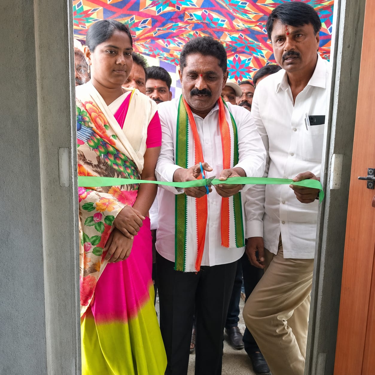 కొత్త ఇంటికి కొత్త వెలుగు.. కాంగ్రెస్ నాయకుల సమక్షంలో గృహప్రవేశం