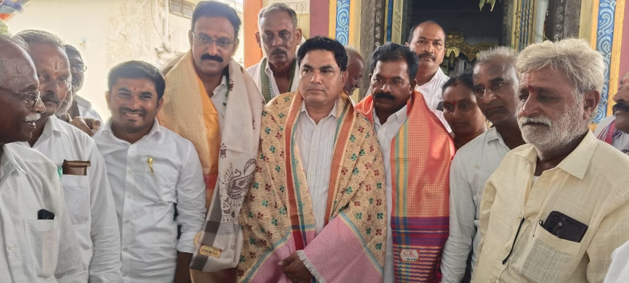 మండ్రాజుపల్లి కొత్తూరు లో ధ్వజస్తంభ ప్రతిష్ట కార్యక్రమంలో పాల్గొన్న తుంబూరు దయాకర్ రెడ్డి మండల కాంగ్రెస్ పార్టీ అధ్యక్షుడు కొడాలి గోవింద రావు .