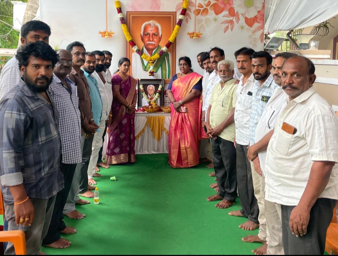 తండ్రి మృతితో బాధపడుతున్న నాగ భూషణంను పరామర్శించిన కూటమి నాయకులు