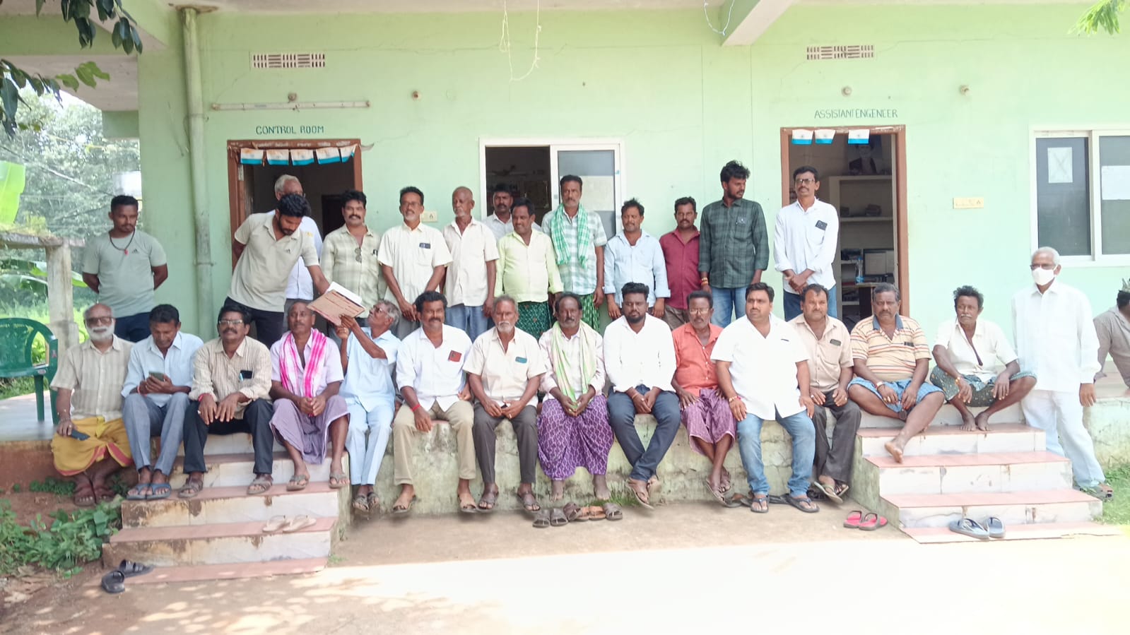 అడ్డతీగల విద్యుత్ సబ్ స్టేషన్ వద్ద రైతులు ఆందోళన