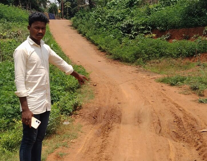 అసంపూర్తిగా ఉన్న రోడ్ల నిర్మాణాలను పూర్తి చేయాలి.